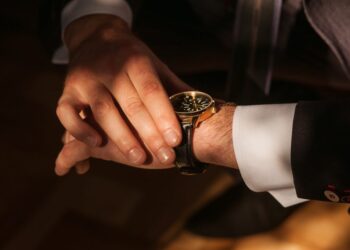 What-Kind-Of-Watch-You-Should-Wear-According-to-Your-Personality-Type-lux-watch-daily